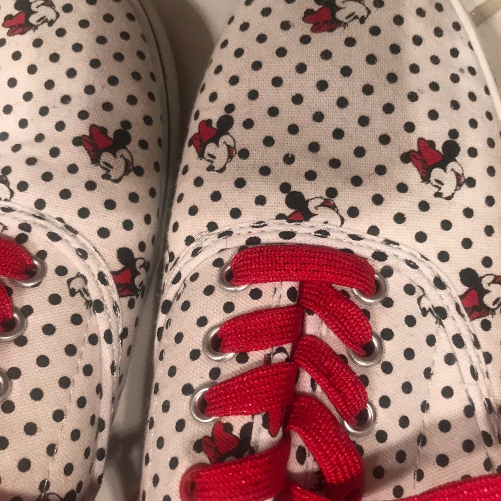 Minnie tennis shoes. Size 8